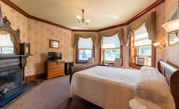 The Bronze Room Photo 1