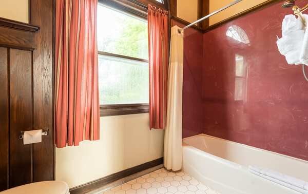 White Springs Manor- The Lewis Suite Photo 3