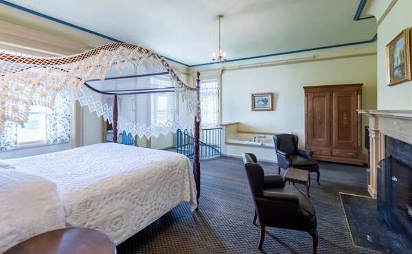 White Springs Manor -The Living Room Photo 2