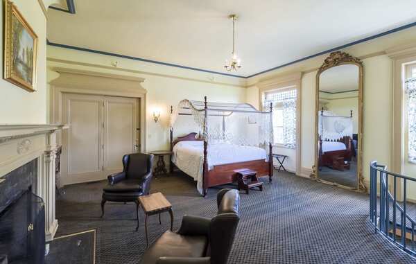 White Springs Manor -The Living Room Photo 1