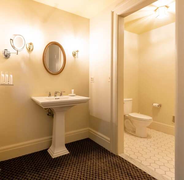 White Springs Manor -The Living Room Photo 3