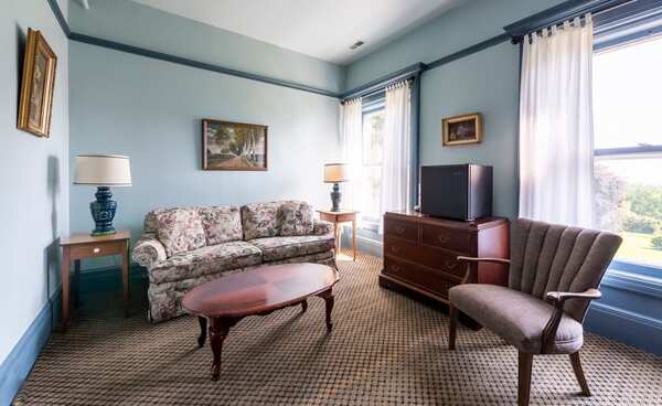 White Springs Manor- The Nicholas Room Photo 2