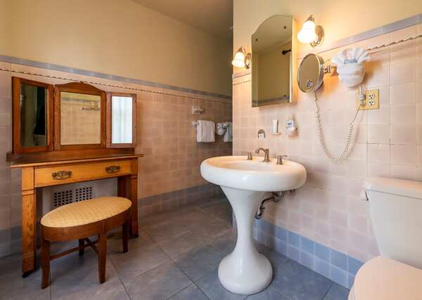 White Springs Manor- The Nicholas Room Photo 3