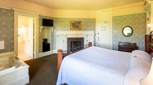 White Springs Manor- The Pond View Room Photo 1