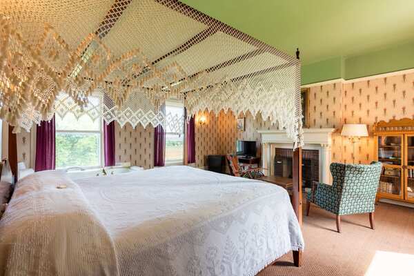 White Springs Manor- The Sheldon Room Photo 1