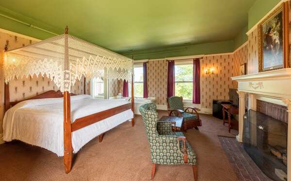 White Springs Manor- The Sheldon Room Photo 2