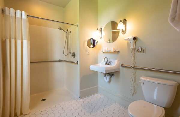 White Springs Manor- The Smith Room Photo 3