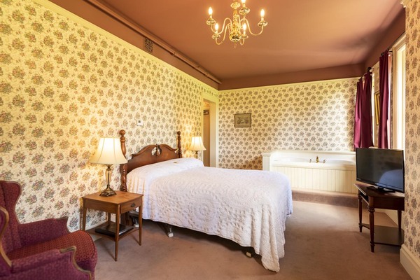 White Springs Manor- The Smith Room Photo 1