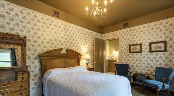 White Springs Manor- The West Room Photo 1