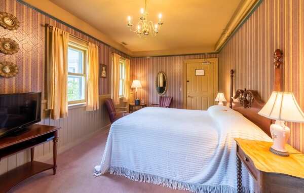 White Springs Manor- The Young Room Photo 1