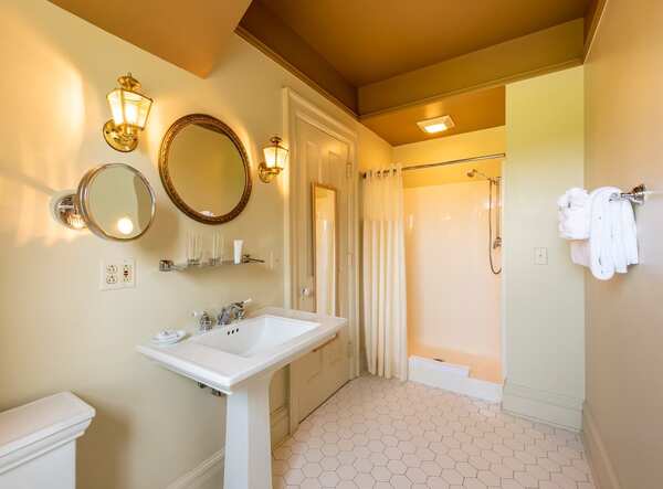 White Springs Manor- The Young Room Photo 2